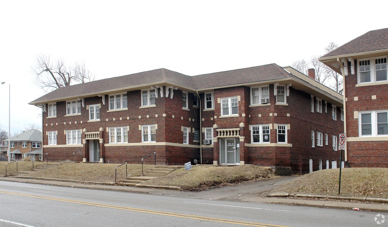 Building Photo - 420-430 E 38th St