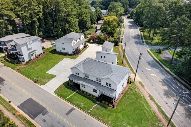 Building Photo - 1753 Crest Rd