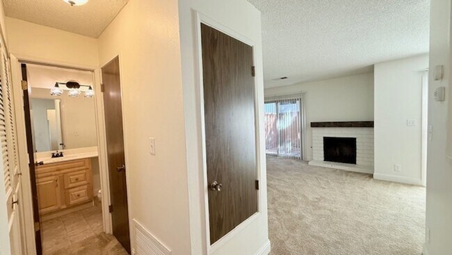 Foto del edificio - Charming 2BD/1.5BA Townhome in Westside Danville- Available NOW!