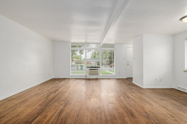 Foto del edificio - Remodeled 2 bedroom, 1 bath duplex for rent