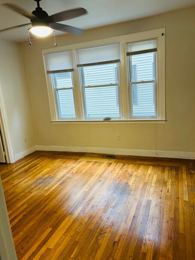 Foto del edificio - 394 Shelton Ave