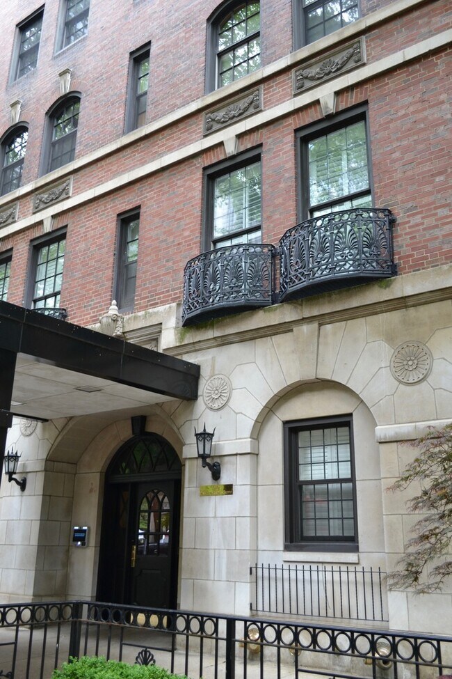 Foto del edificio - 210 E Pearson St