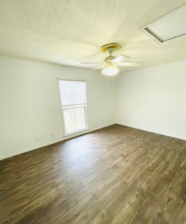 Building Photo - ** 3 bed 2 bath located off Vaughn Road **...