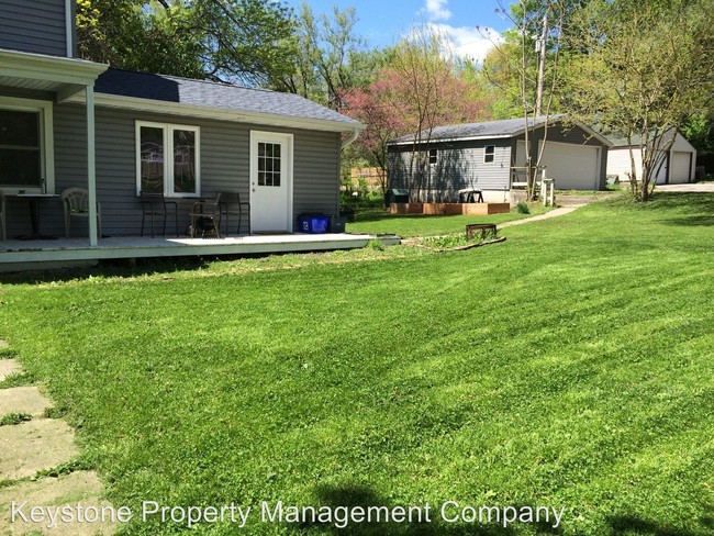 Building Photo - 3 br, 3 bath House - 830 E. Fairchild Street