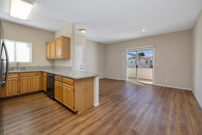 Building Photo - Gated 2 Bedroom 2 Bath Condo on the Second...