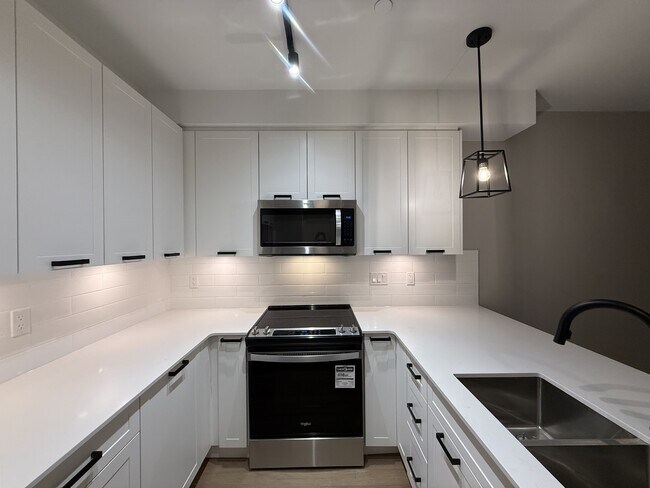 Building Photo - 22562-22562 121 Ave