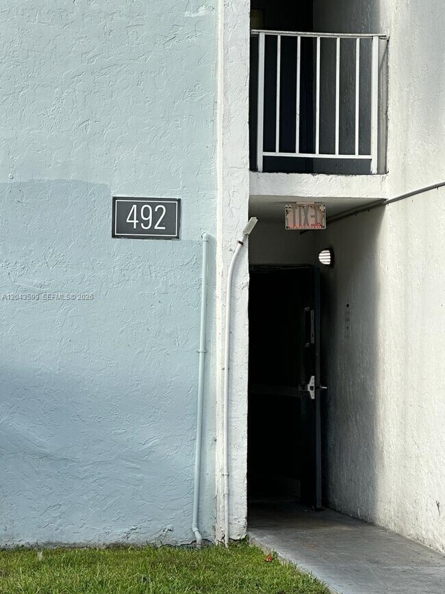 Foto del edificio - 492 NW 165th St