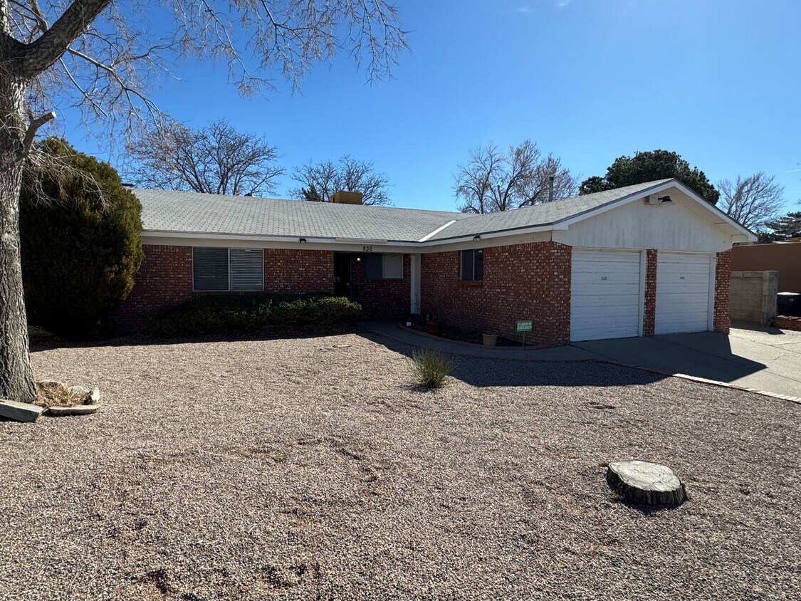 Foto principal - 3 Bedroom, 2 Bathroom Home Near Chelwood P...