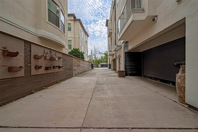 Building Photo - 107 Tuam St