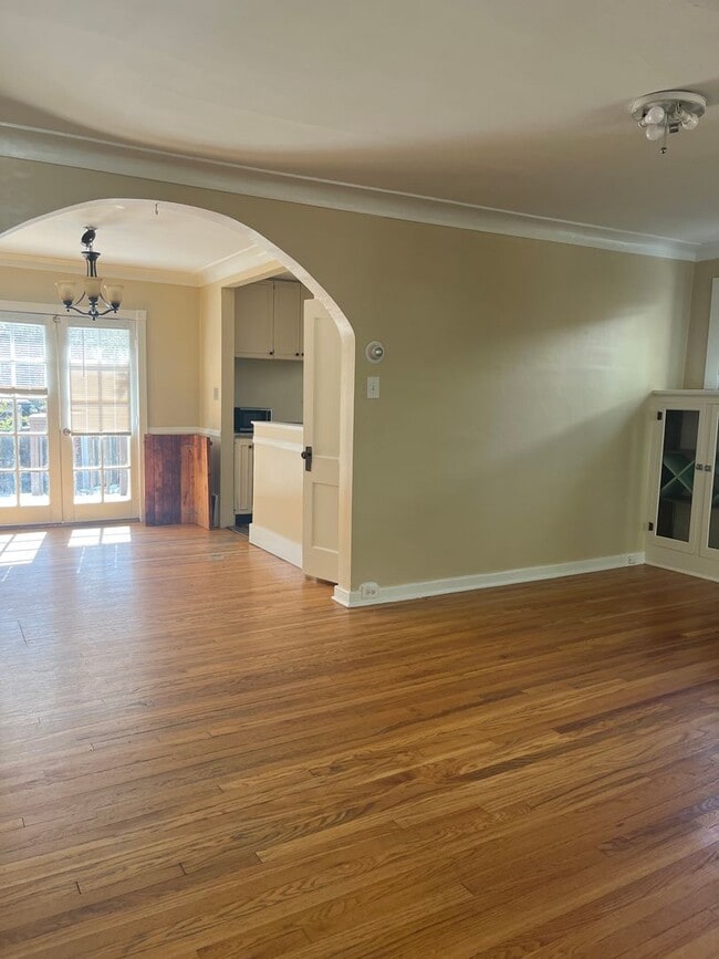 Building Photo - Gorgeous Victorian Style Home w/ FINISHED BASEMENT!
