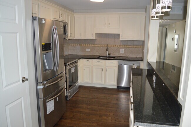 Foto del edificio - 3219 W Parkway Dr