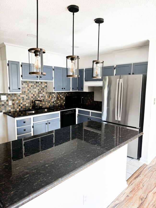 Foto del edificio - 5815 Permastone Lake Rd