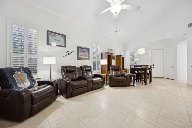 Foto del edificio - WALK TO THE BEACH!