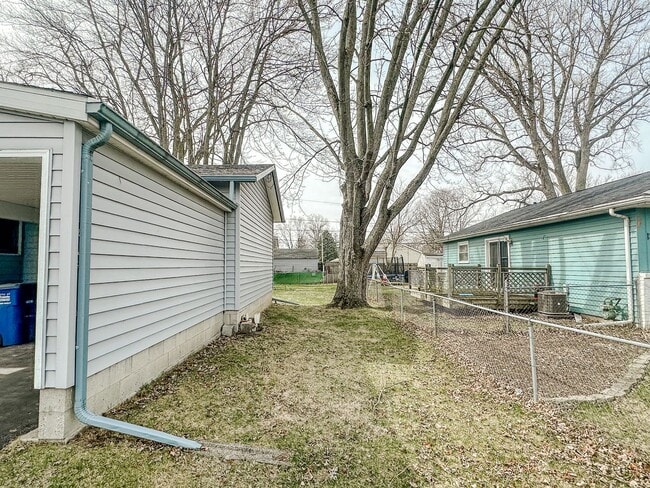 Building Photo - Amazing three bedroom 1 1/2 bathroom home, fenced in yard, extra storage, many updates!