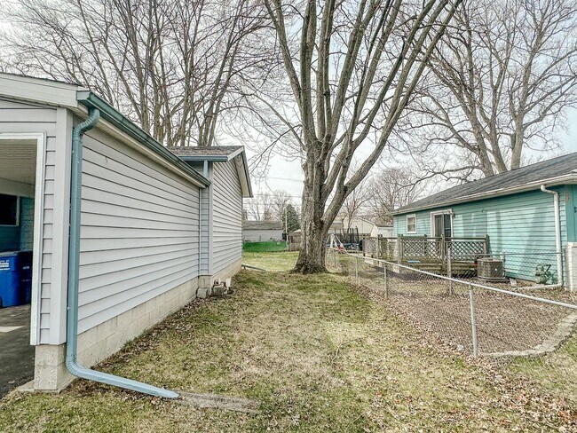 Foto del edificio - Amazing three bedroom 1 1/2 bathroom home, fenced in yard, extra storage, many updates!