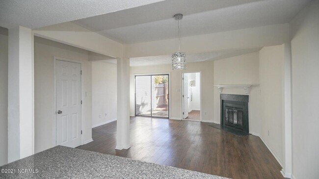 Foto del edificio - Townhouse close to Western Blvd and BASE!