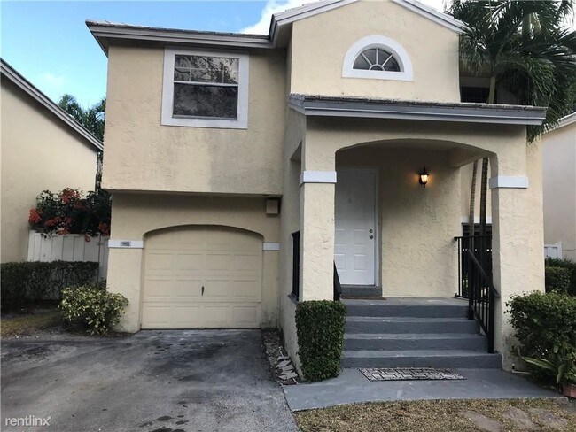 Building Photo - 4 br, 2.5 bath Townhome - 9811 NW 2nd Ct