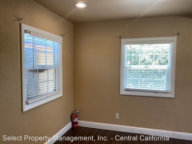 Building Photo - 2 br, 1 bath House - 560 Elm Avenue