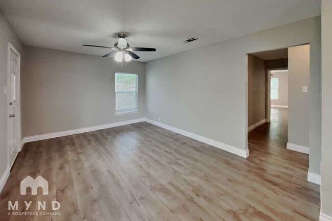 Building Photo - 150 Venice St