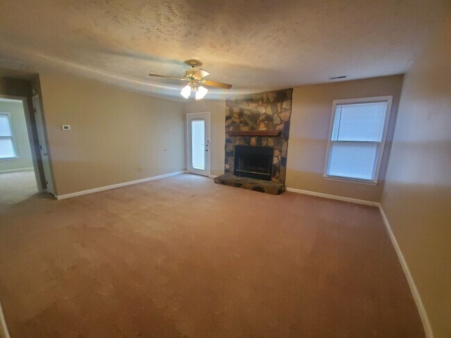 Building Photo - 909 Benevente Loop