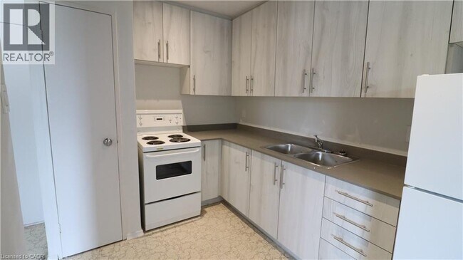 Photo du bâtiment - 84 SECOND Street Unit# 102