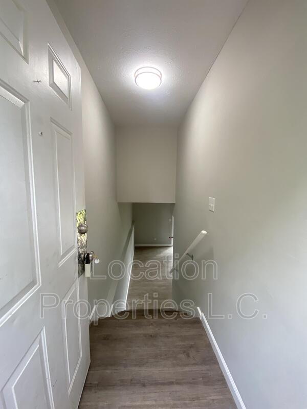 Building Photo - 2446 Cedarwood Ave