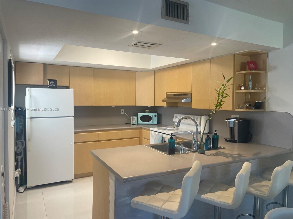 Foto principal - 10857 NW 7th St