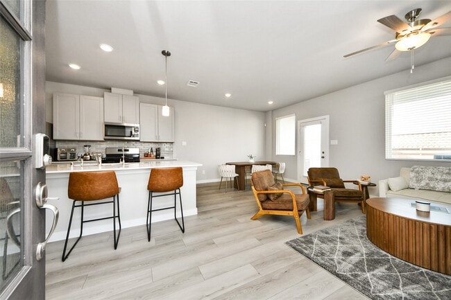 Foto del edificio - 14810 Slow River Ave