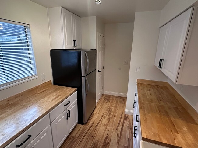 Building Photo - Fully Updated Townhouse in Mid-Town Ft Col...