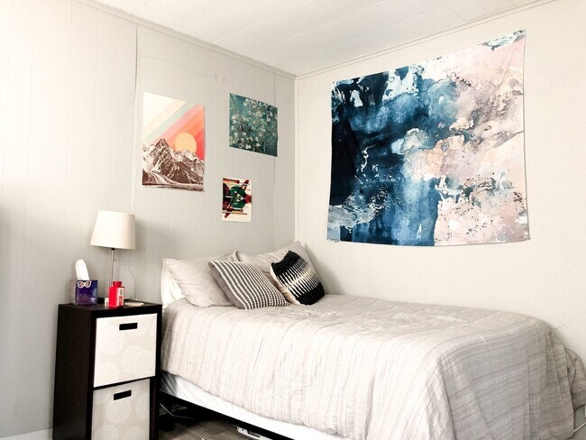 Building Photo - Off-Campus Student Housing Available Augus...