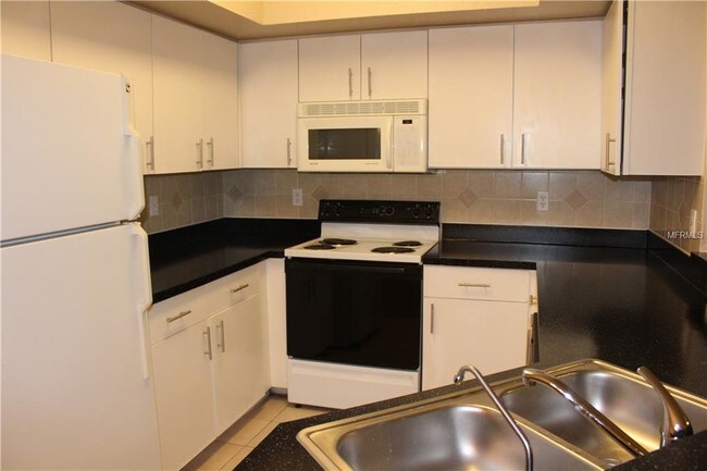 Foto del edificio - 2137 Lake Debra Dr