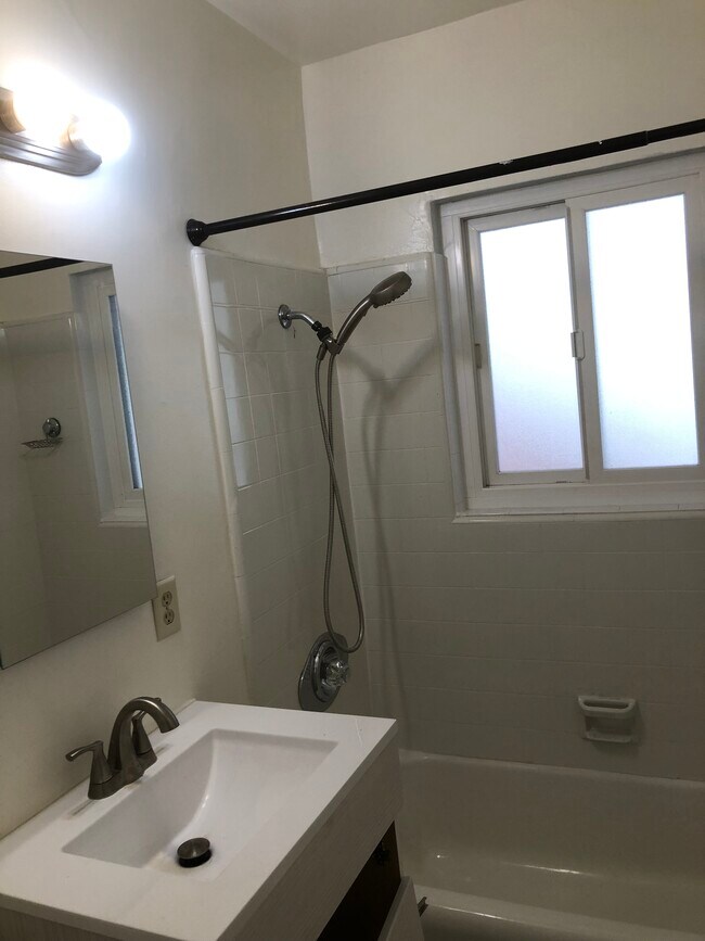 Baño - 1010 E Imperial Ave