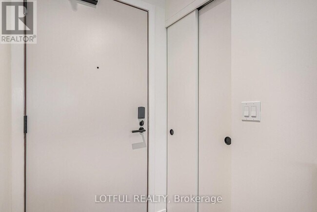 Building Photo - 560 Rideau St