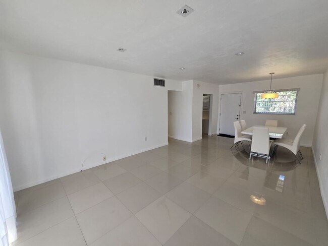 Foto del edificio - 2-Bed, 2-Bath Miami Condo in HOA Community – Pool, Laundry On-Site