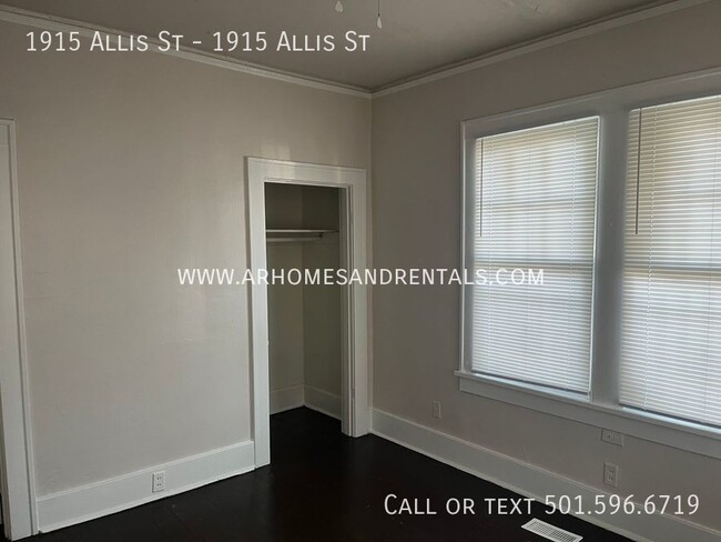 Building Photo - 1915 Allis St