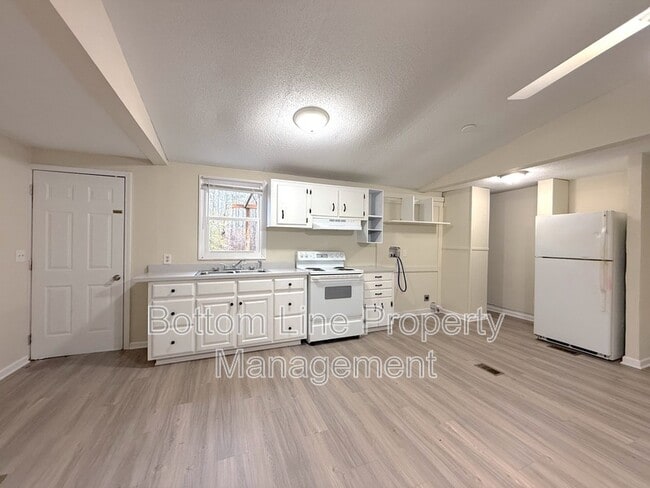 Building Photo - 2400 Hart Rd