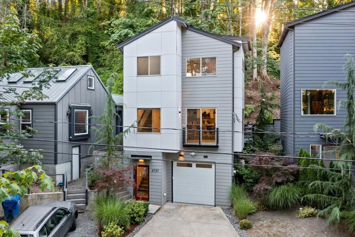 Primary Photo - West Seattle - 3 Bedroom - 2.5 Bathroom w/ AC!