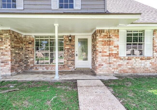 Building Photo - 9014 Landwood Dr