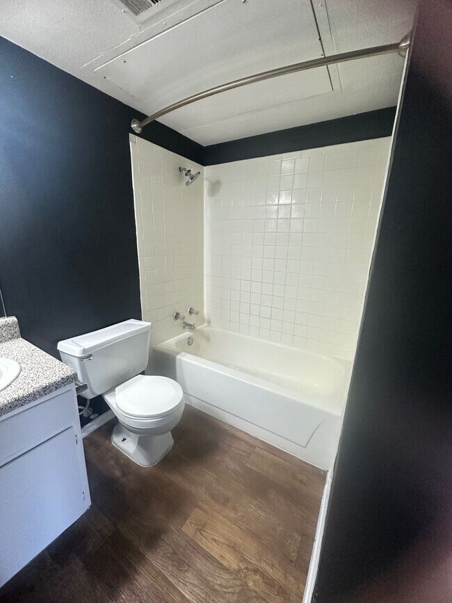 Building Photo - Beuti-ful Town home Ready to Move in!