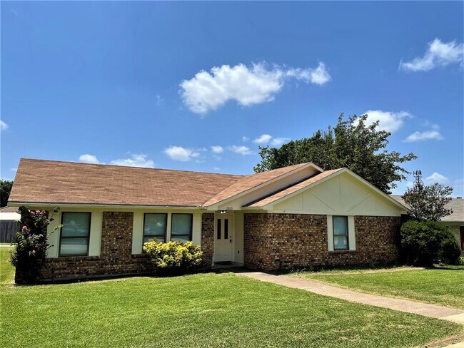 Building Photo - 2820 Chisolm Trail