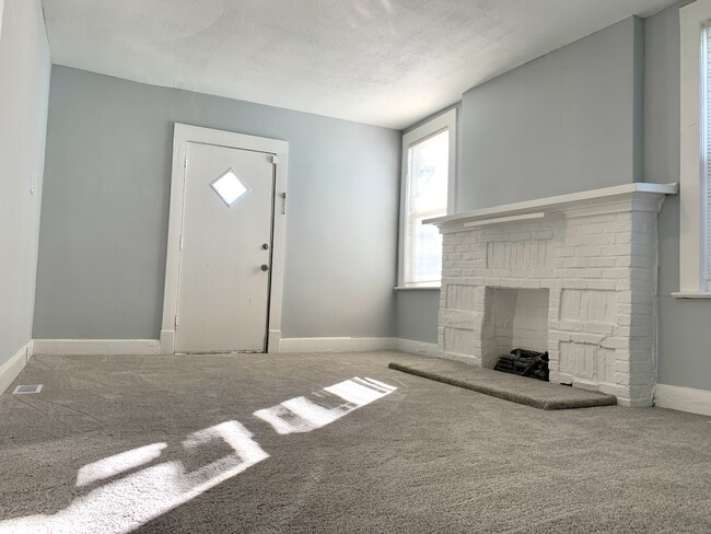Building Photo - 420 W 37th St