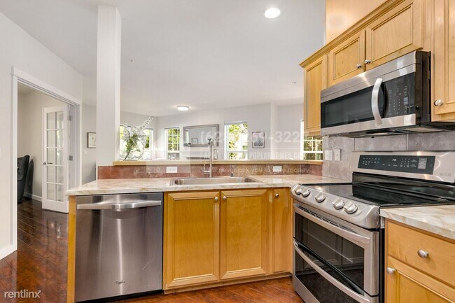 Building Photo - 3 br, 2 bath Condo - 22651 NE Alder Crest ...