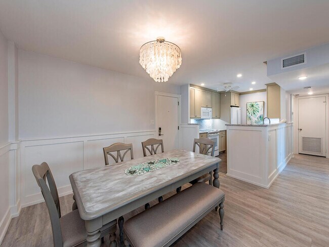 Comedor junto a la cocina abierta - 555 Park Shore Dr