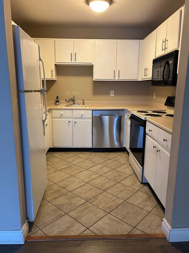 Cozy & Large 2 Bed 1.5 Bath in Lowell! - Cozy & Large 2 Bed 1.5 Bath in Lowell!