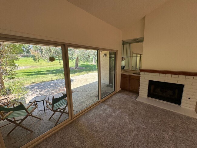 Building Photo - Single story 3 bed 2 bath in gated communi...