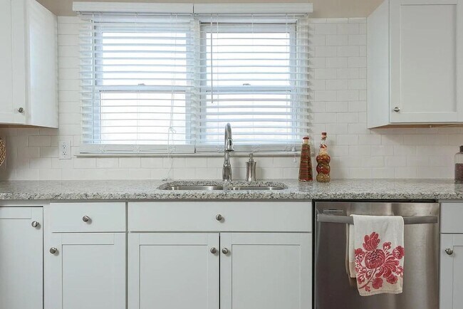 Foto del edificio - Cozy 2BR Home —1 minute from North Shore / Downtown