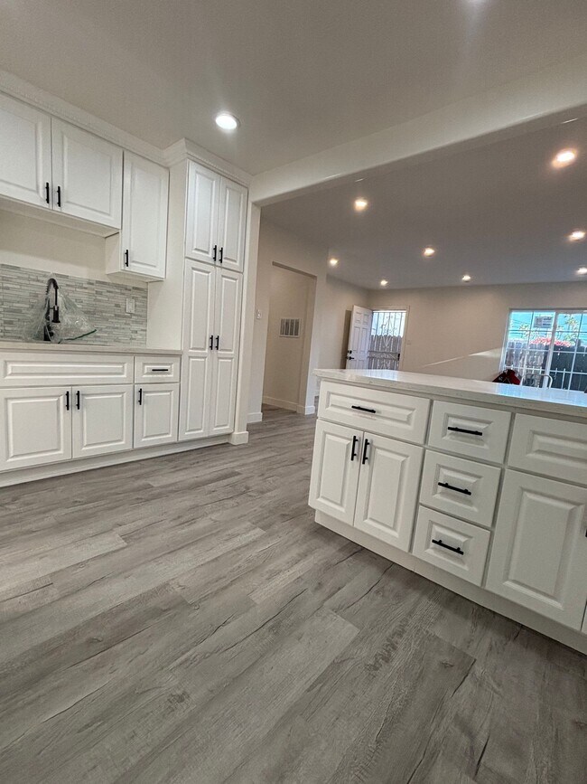 Building Photo - 5848 Gardenia Ave