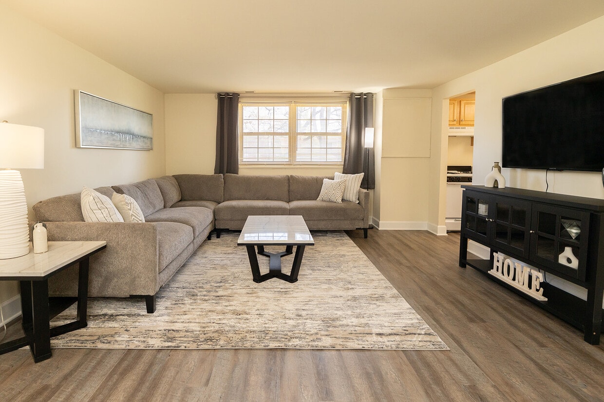 Primary Photo - Hyde Park Apartments