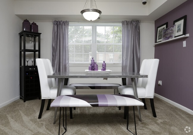 2BR, 1BA - 801 SF - Oakridge Manor Apartments