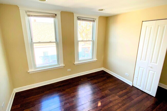 Foto del edificio - 4610 N Harding Ave